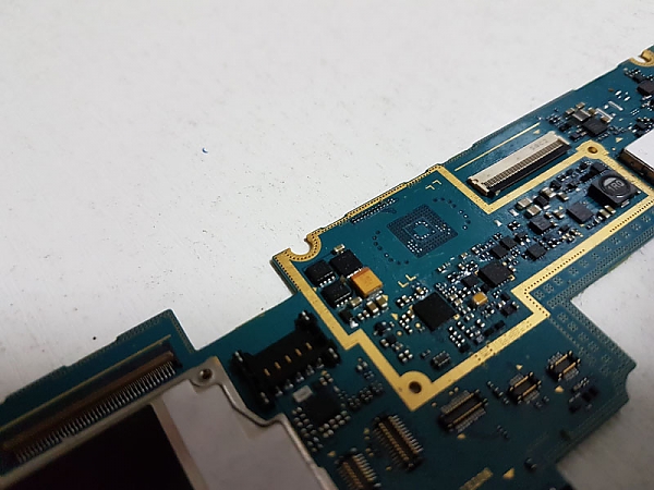 зачистка контактов на материнской памяти Samsung N8000